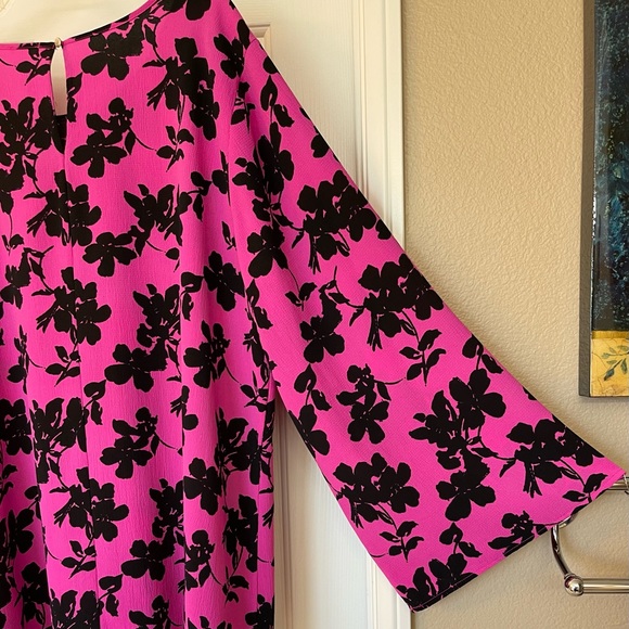 Excellent condition tunic with slight bell sleeves. - Picture 3 of 4